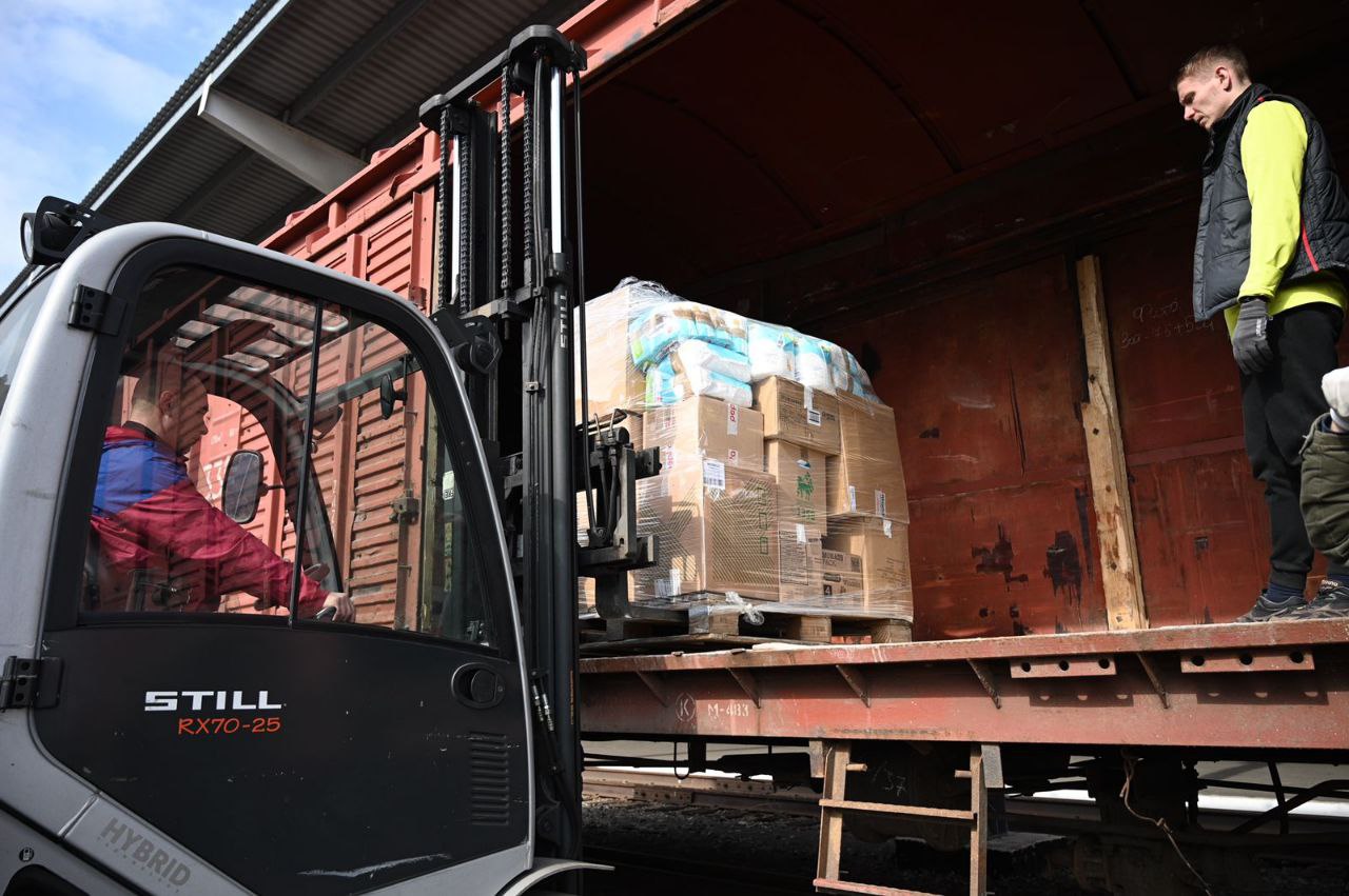 За 5 днів роботи логістичного хабу на закарпатському  "Єврокарі" у "гарячі" точки України транспортували 60 вагонів гуманітарної допомоги