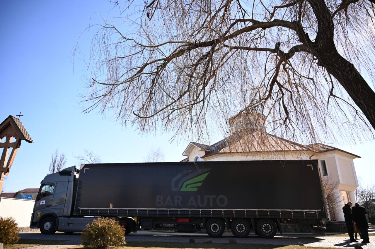 Закарпаття відправляє 22 тонни медикантів та продуктів від Британії до Харкова (ФОТО)