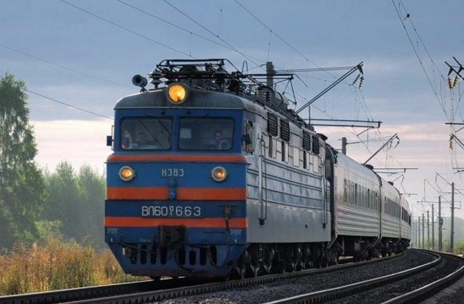 Потяг Київ-Рахів затримується на 3 години: окупанти обстріляли станцію Коростень