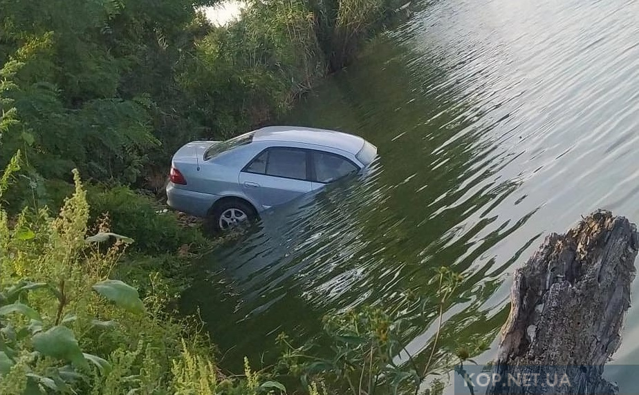 На Тячівщині авто з'їхало в річку, водій загинув