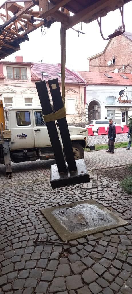 У Мукачеві демонтують російсько-імперські пам’ятки історії та монументального мистецтва (ФОТО)