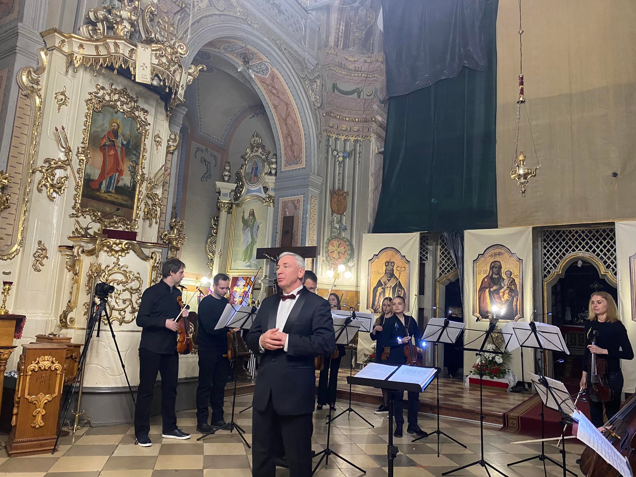 В Ужгороді відбувся спільний концерт хору "Кантус" з музикантами переселенцями на підтримку 128-ої бригади (ФОТО)