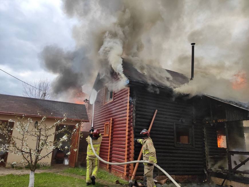На Берегівщині пожежа знищила два дерев'яних будинка (ФОТО)