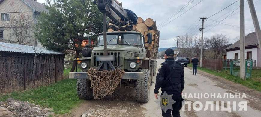 На Рахівщині вилучили дві вантажівки з нелегальною деревиною (ФОТО)