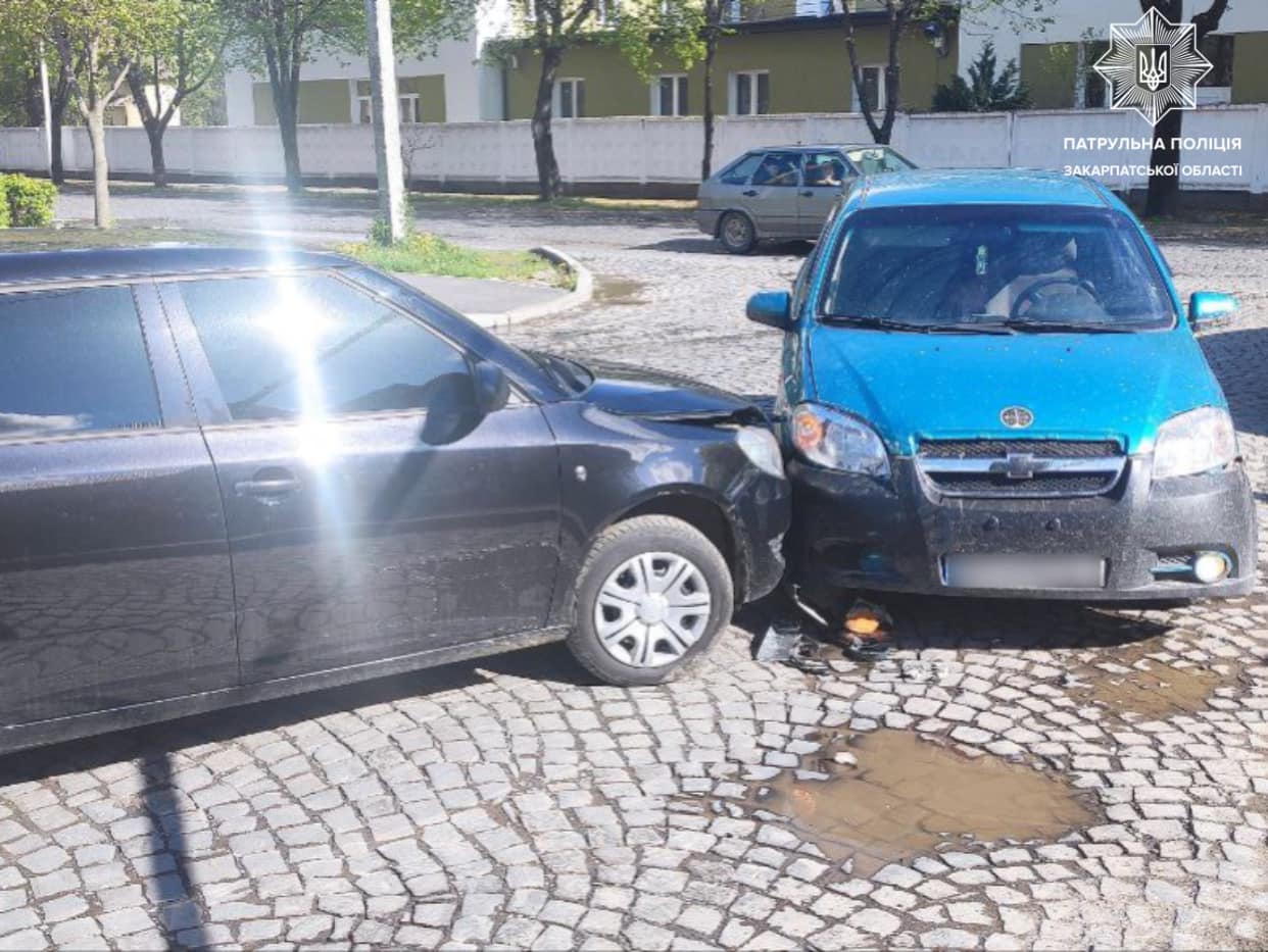 У Мукачеві нетверезий водій вчинив ДТП і втік з місця автопригоди (ФОТО)