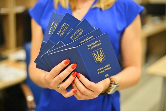 Майже 15 тисяч закордонних паспортів оформили на Закарпатті "міграційники" від початку воєнного стану