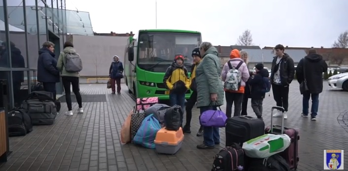 У Мукачеві здійснюють організовані виїзди за кордон для вимушених переселенців (ВІДЕО)