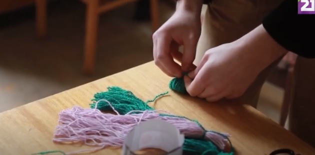 Творчі волонтери Ужгорода роблять ляльки-мотанки для інсталяції "Маленькі янголи України" (ВІДЕО)