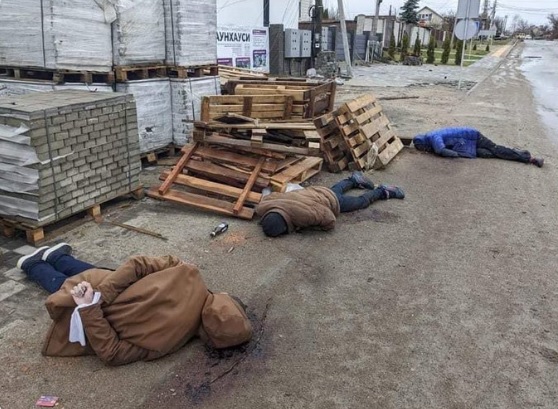 У Бучі на Київщині виявили братську могилу з 300 похованими, вулиці встелені трупами цивільних (ФОТО)