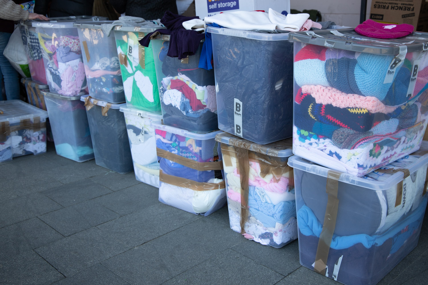 Одяг вимушеним переселенцям безкоштовно роздають в Ужгороді (ФОТО)