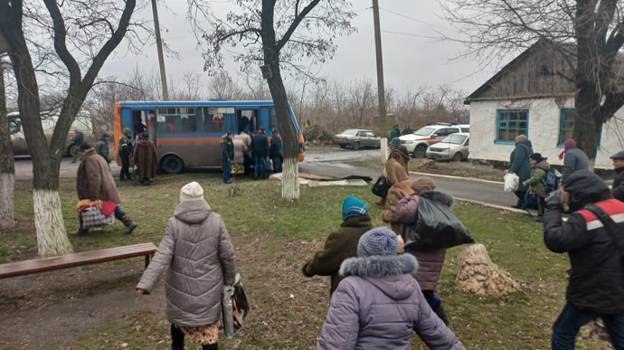 Влада звернулася до жителів Донеччини, Луганщини та частково Харківщини евакуюватися, поки можна