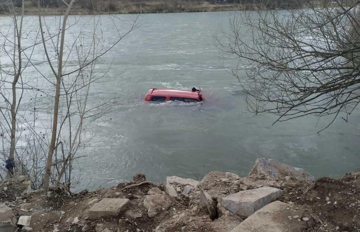 На Рахівщині шукають водія авто, що з'їхало в річку