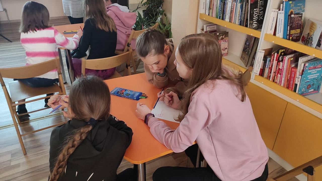 У Мукачівській міській бібліотеці для дітей проводять заняття з української мови (ФОТО)