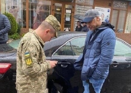 У Мукачеві ексгенпрокурору Рябошапці вручили повістку до армії (ФОТО, ВІДЕО)