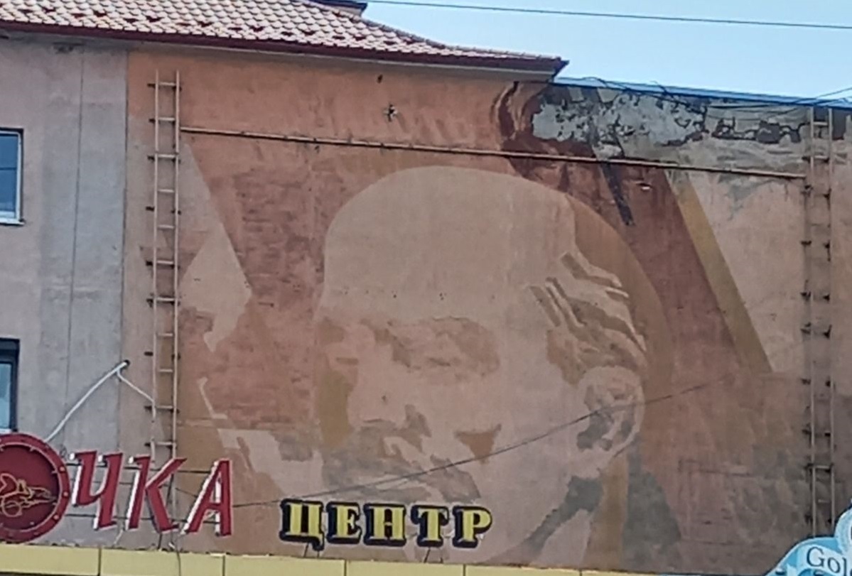 В Ужгороді замість зображень комуністичних ідолів створять українські патріотичні мурали (ФОТО)