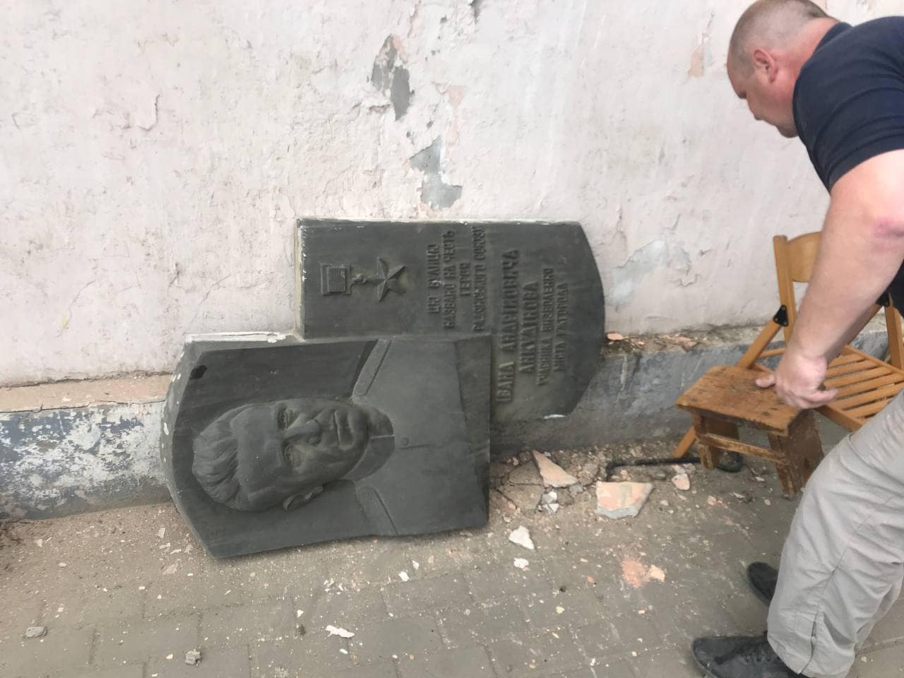 "Дерадянізація" в Ужгороді триває: в місті прибрали настінний барельєф "визволителю" Анкудінову (ФОТО)