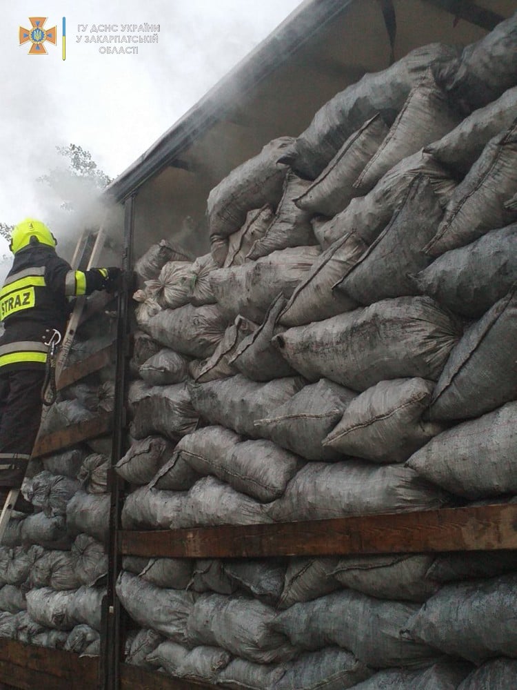 У черзі до кордону на Закарпатті загорівся причіп вантажівки з вугіллям: згоріло 15 мішків (ФОТО)