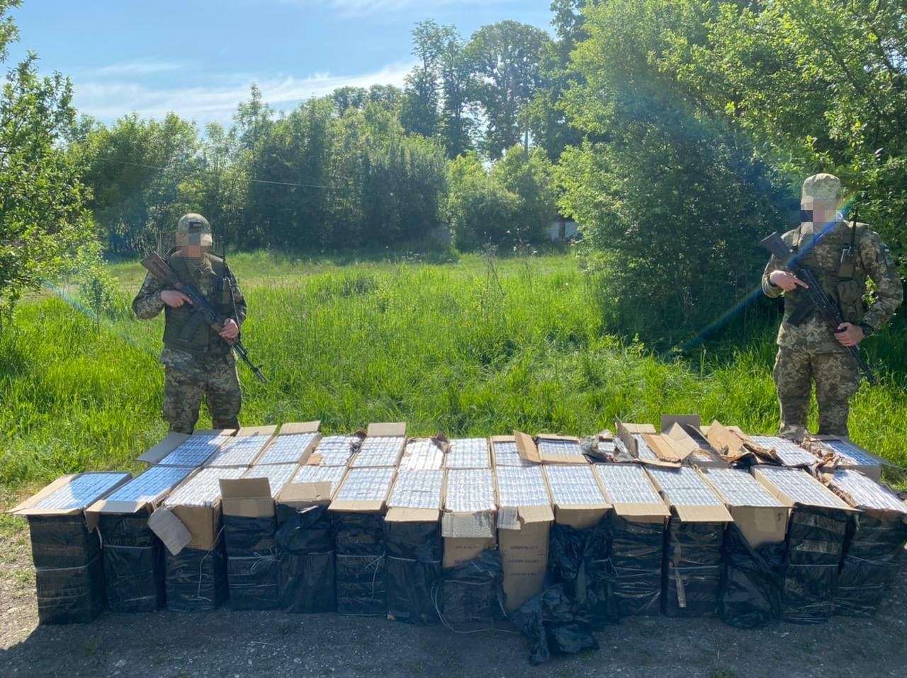 На Закарпатті прикордонники знайшли пакунки з контрабандними сигаретами на майже пів мільйона грн (ФОТО, ВІДЕО)