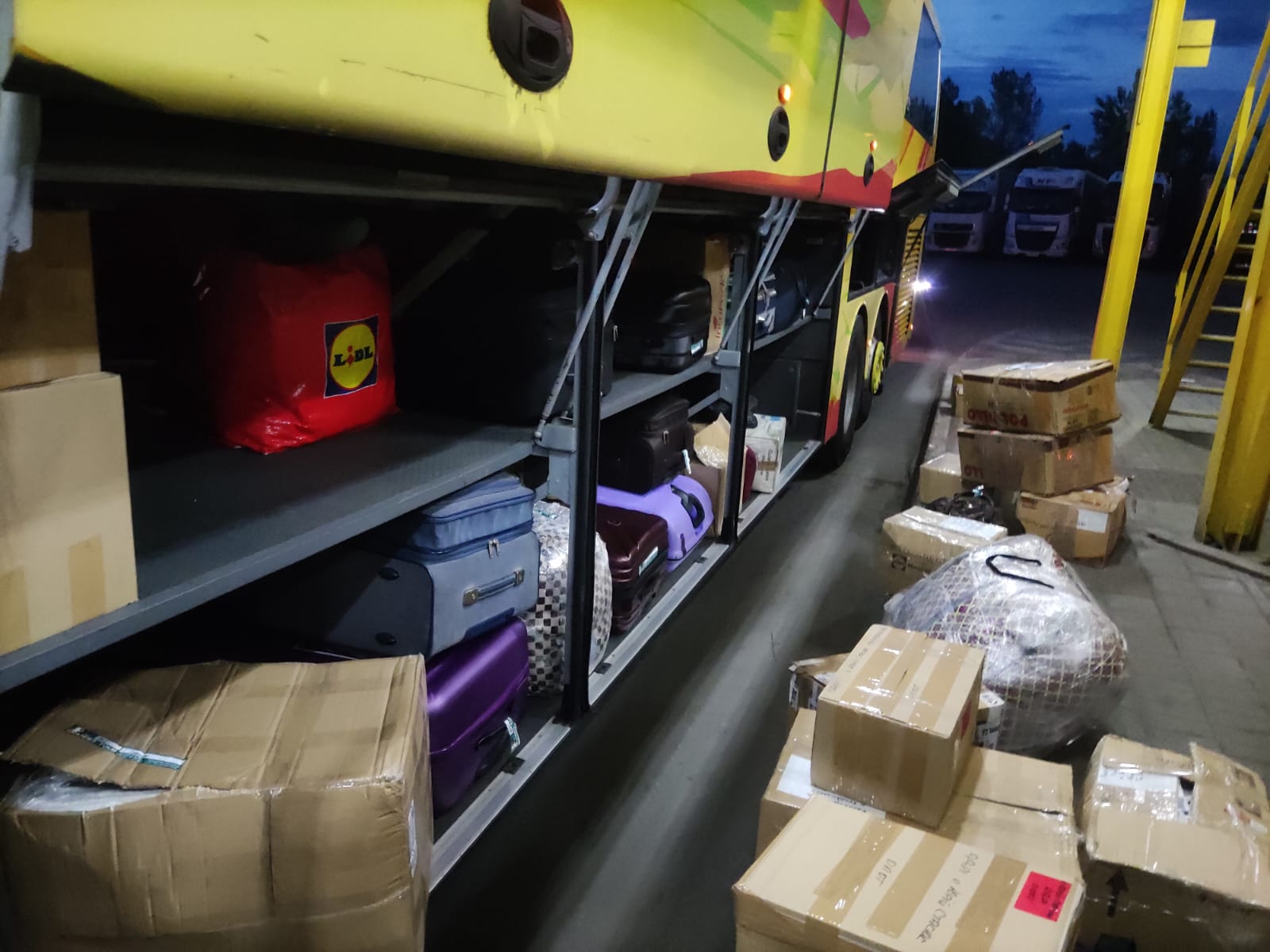 На Закарпатті під виглядом гуманітарки перевізники рейсового автобусу намагалися завезти брендовий одяг (ФОТО)