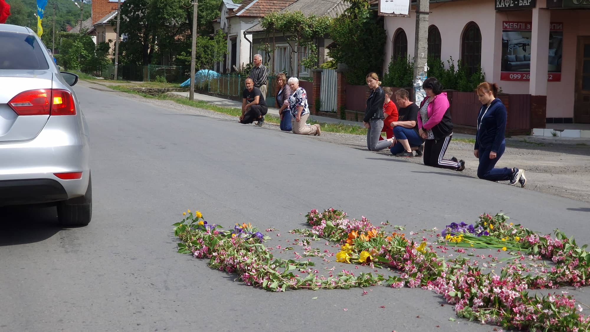 На Великоберезнянщині навколішки та з квітами прощалися з полеглим Героєм Любомиром Бодаком (ФОТО, ВІДЕО)