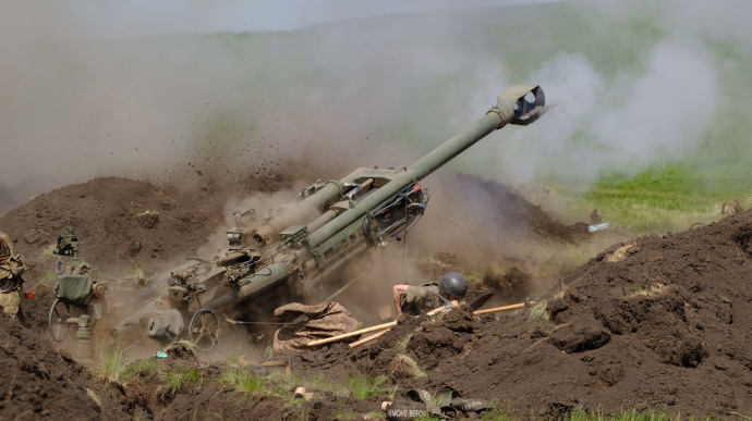 Українські військові застосовують американські гаубиці М777 на полі бою