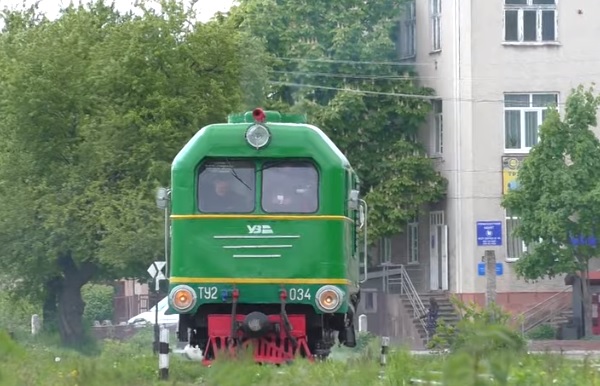 На Закарпатті готують до вікриття Боржавську вузькоколійку: лагодять колію, приводять до ладу рухомий склад (ВІДЕО)