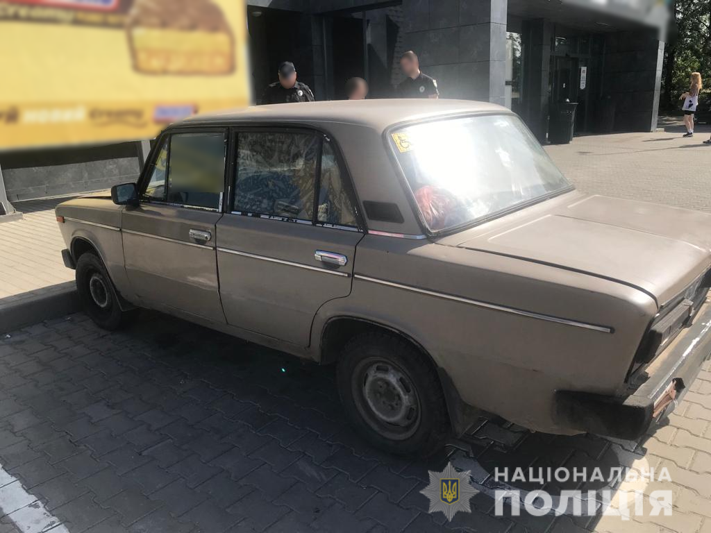 В Ужгороді раніше судимий чоловік викрав акумулятор з автомобіля на міській парковці (ФОТО)