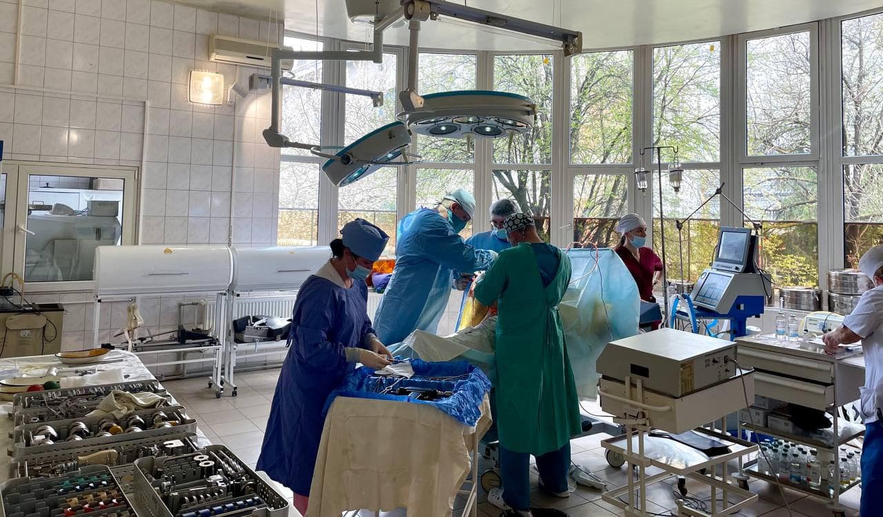 У лікарні Мукачева проводять операції по заміні одночасно двох суглобів 