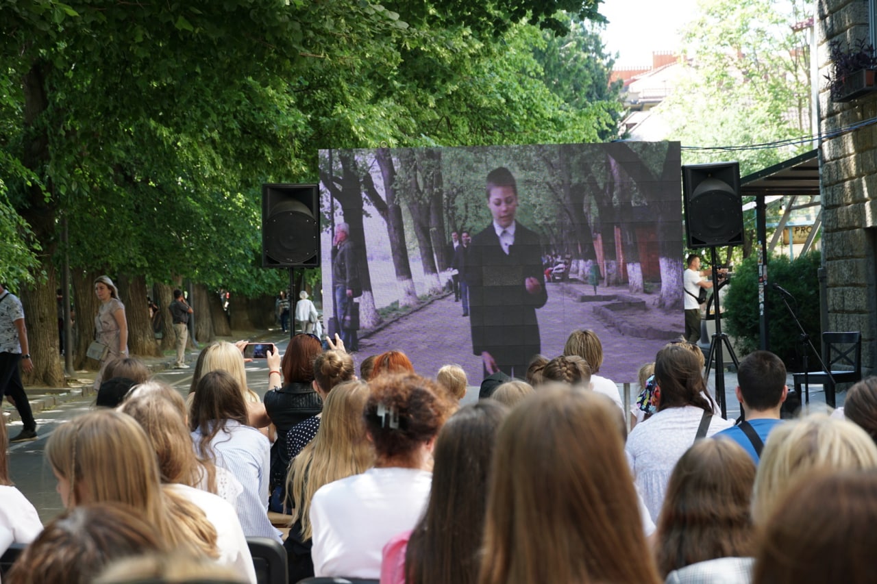 Майстер-класи з орігамі, ярмарок, перегляд фільму про Франка: в Ужгороді влаштували акцію на підтримку ЗСУ (ФОТО)