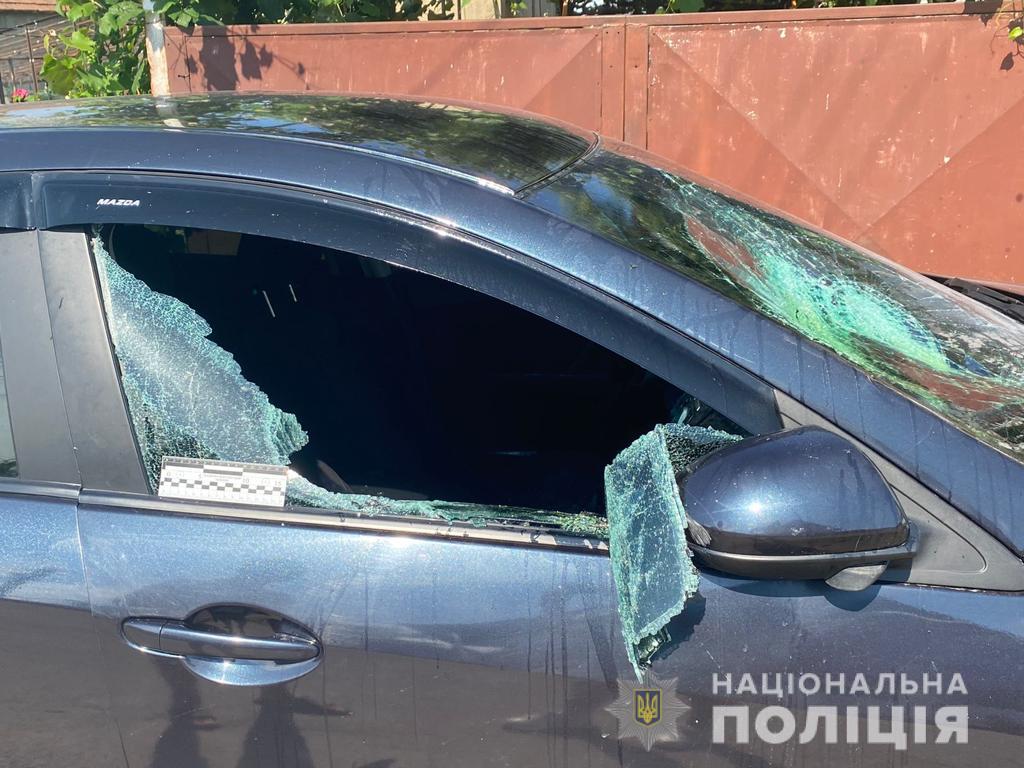 У селі на Ужгородщині п'яний чоловік пошкодив дві автівки сусідки та намагався їх підпалити (ФОТО)