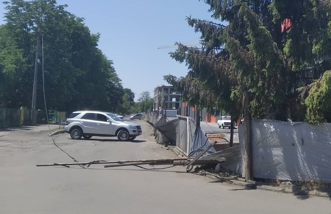 ФОТОФАКТ. В Ужгороді біля "Білочки" впав стовп, електричний кабель перегородив вулицю