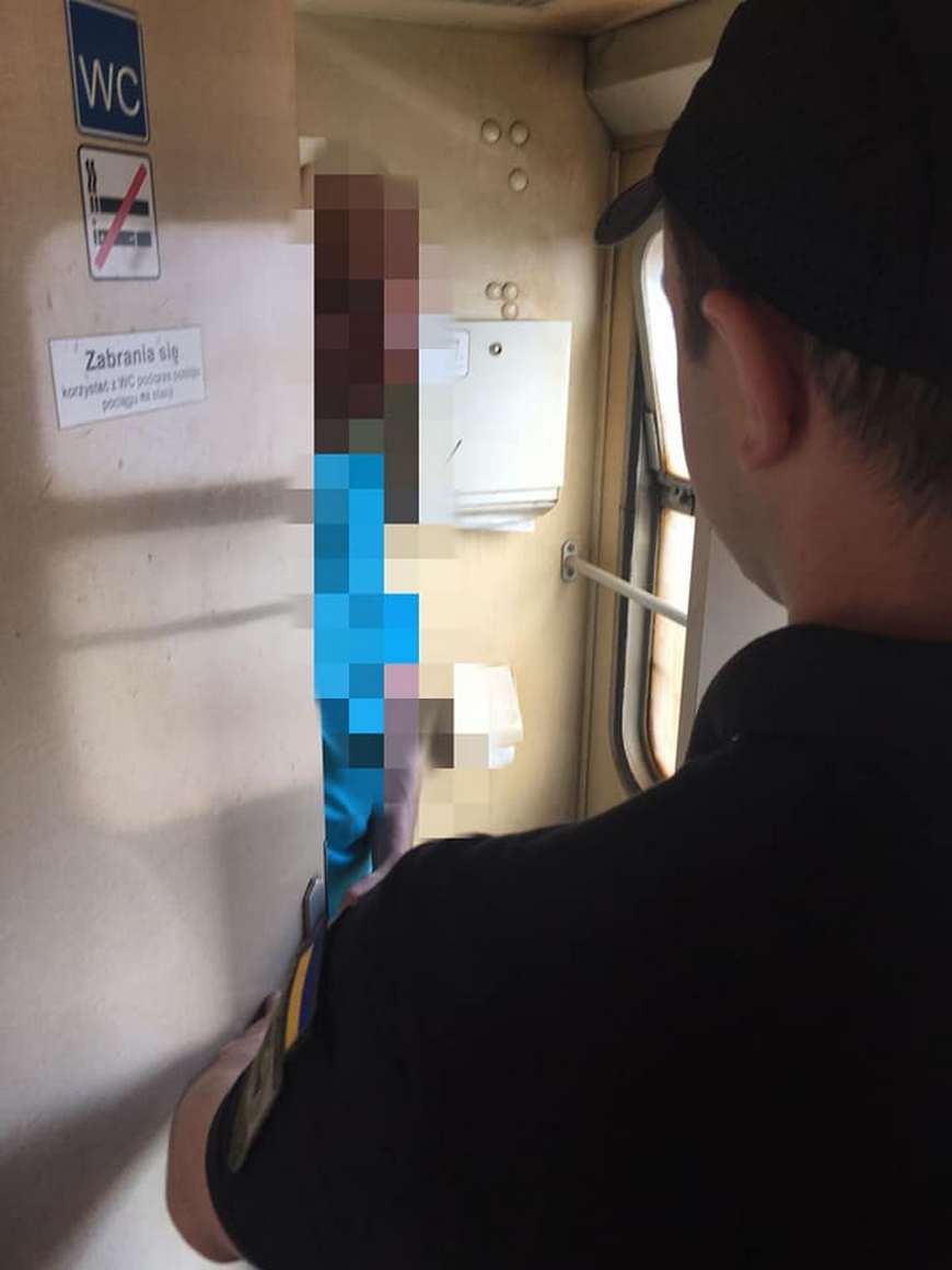 На Закарпатті чоловік намагався виїхати за кордон, сховавшись у поїзді за дверима туалета (ФОТО)