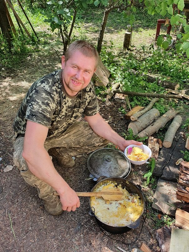 Головний кухар артилерійського дивізіону 128-ої бригади з Ужгорода пригощає побратимів токаном, приготованим на тандирі (ФОТО)