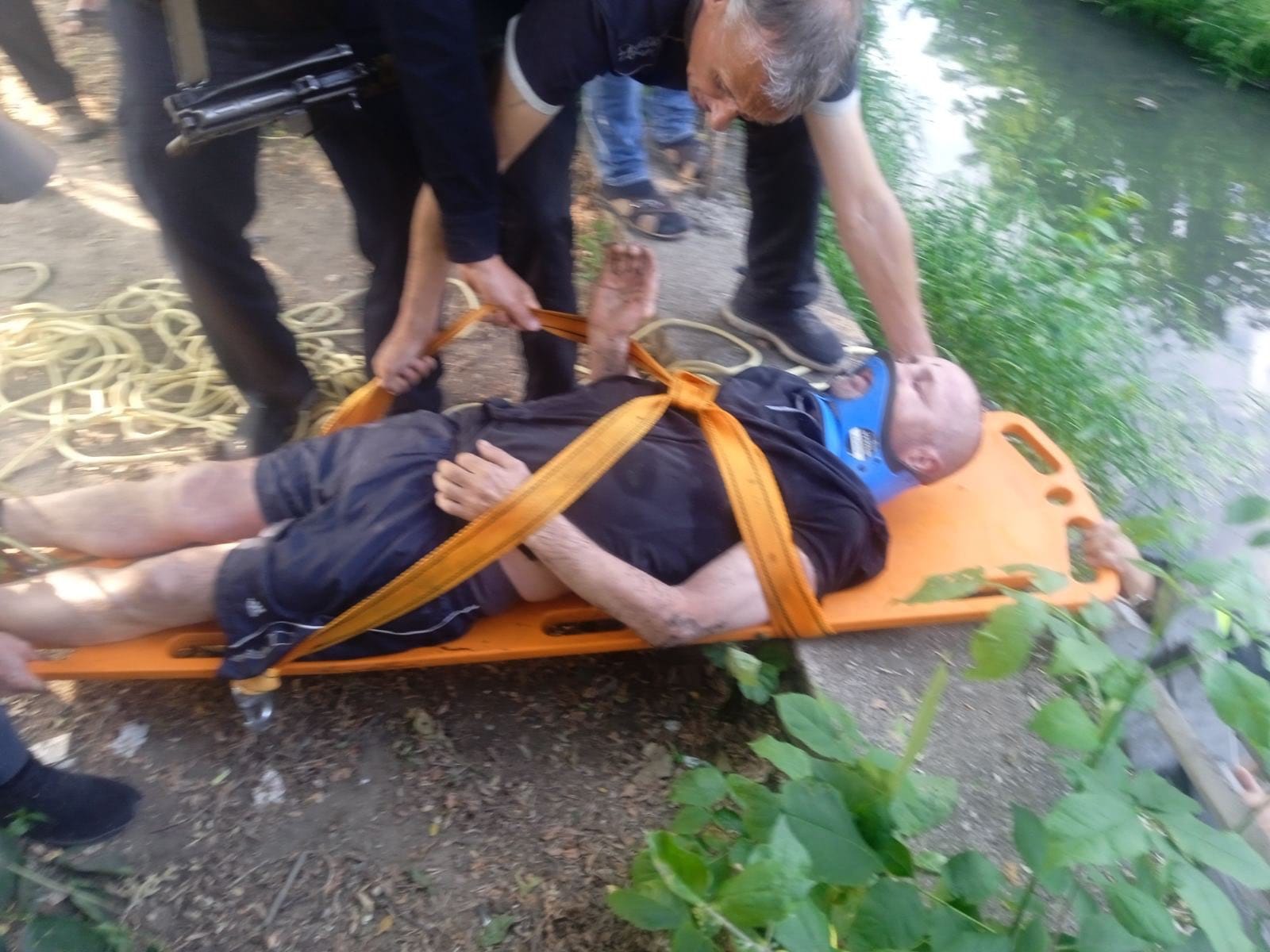 Хустські рятувальники витягли з річки Хустець непритомного чоловіка (ФОТО)

