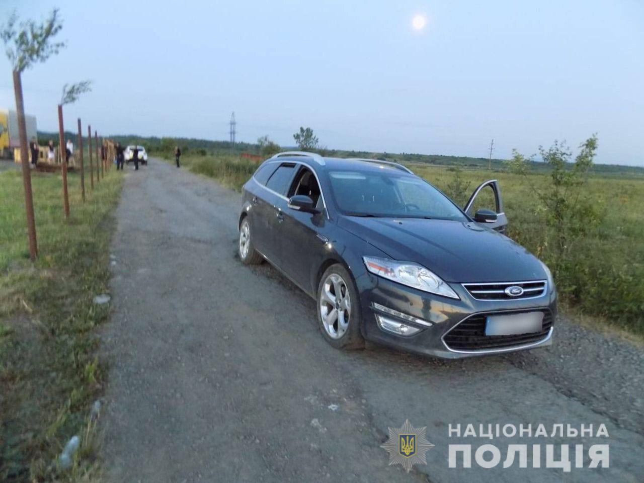 На Закарпатті п'яний водій наїхав на чоловіка, що стояв при дорозі (ФОТО)