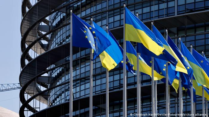 Європарламент cхвалив резолюцію з закликом надати Україні статус кандидата на вступ до ЄС