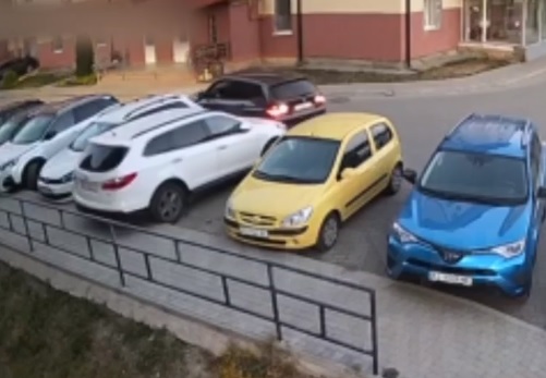 В Ужгороді водій в'їхав у 2 припарковані автівки і поїхав геть (ВІДЕО)