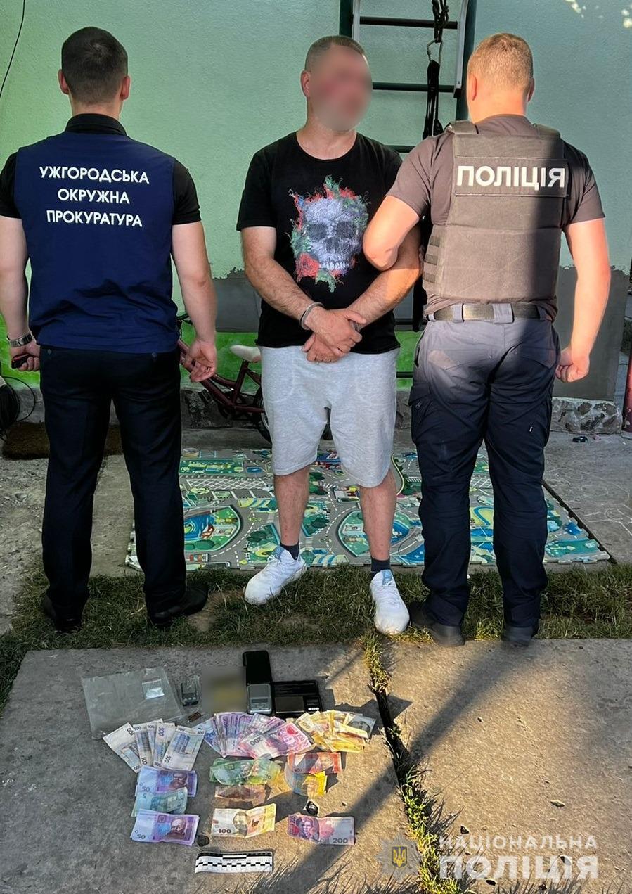 В Ужгороді "нагарячому" затримали торговця метамфетаміном (ФОТО, ВІДЕО)