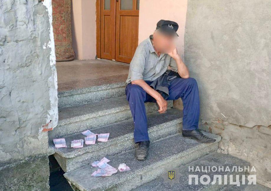 На Мукачівщині, поки 85-річний дідусь сидів на лавиці, односелець викрав у нього з кишені 5 тис грн (ФОТО)