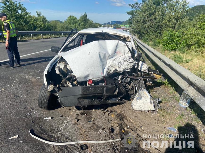 Внаслідок зіткнення двох авто на Мукачівщині одна людина загинула, ще троє  – в лікарні (ФОТО)