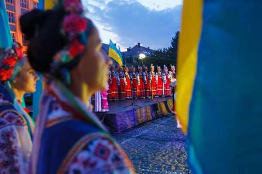 Програмою до Дня Конституції України Закарпатський народний хор завершує свій 76-й концертний сезон