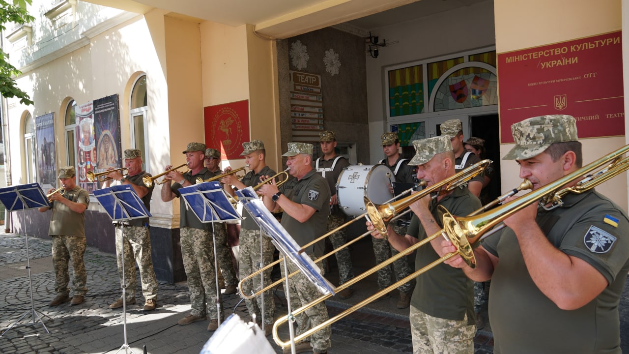 У Мукачеві на центральній площі виступив військовий оркестр (ФОТО)
