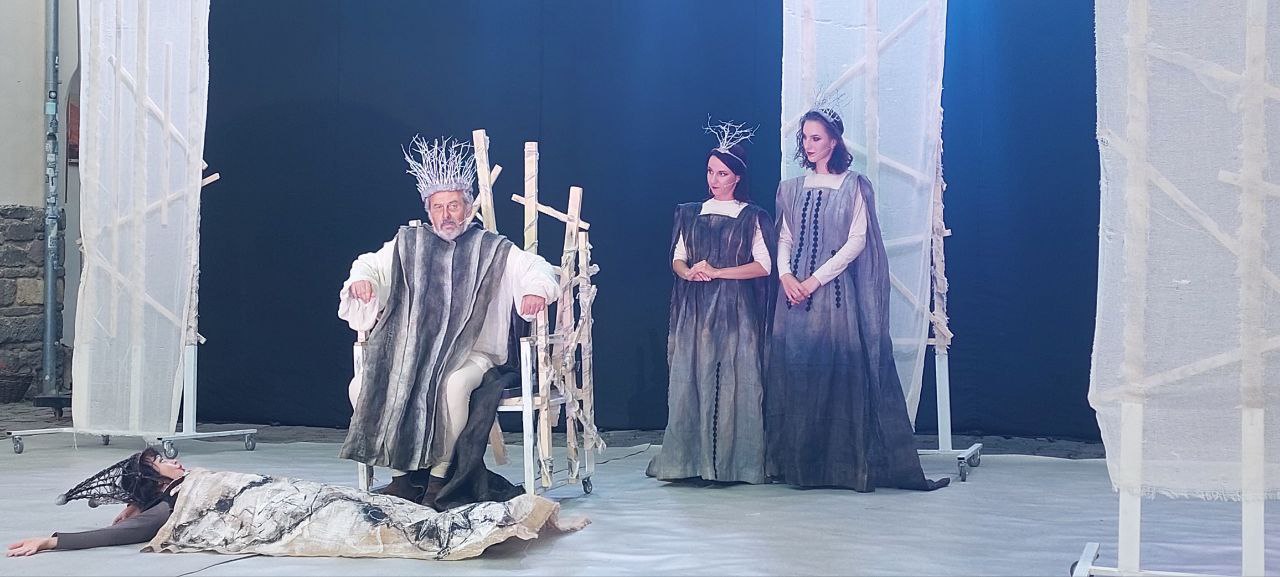 У Мукачівському замку театр переселенці зіграв виставу "Король Лір: як ми шукали любов під час війни" (ФОТО)