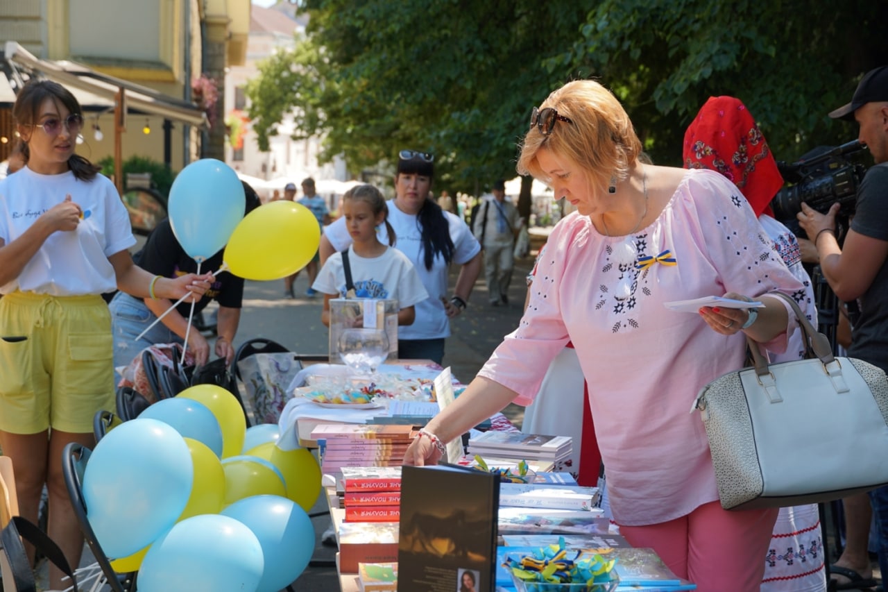 В Ужгороді відбувся благодійний концерт та акція "З книгою до перемоги" (ФОТО)