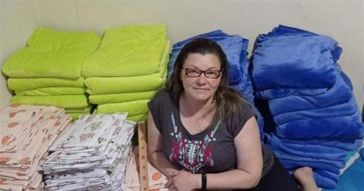 У Поляні на Закарпатті переселенка з Сєвєродонецька шиє пледи і комплекти постільної білизни для переселенців (ФОТО)