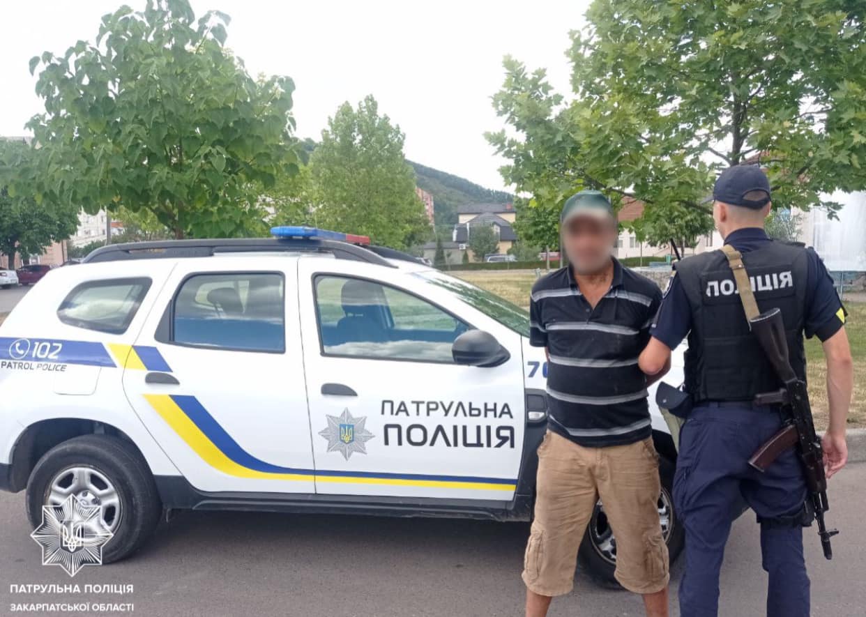 У Мукачеві спіймали чоловіка, який викрав у перехожого 2 тис грн