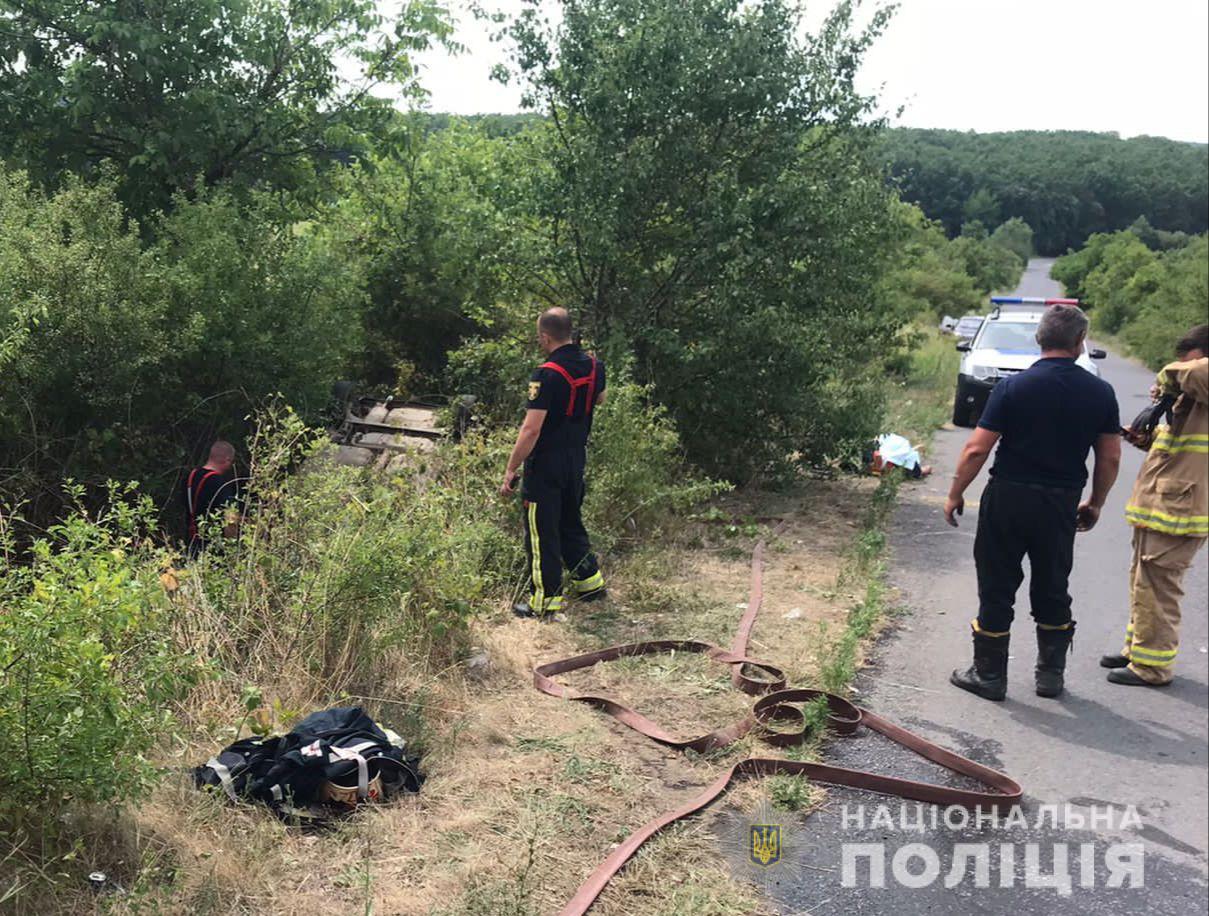 На Берегівщині авто перекинулося у кювет на дах, загинув літній водій (ФОТО)