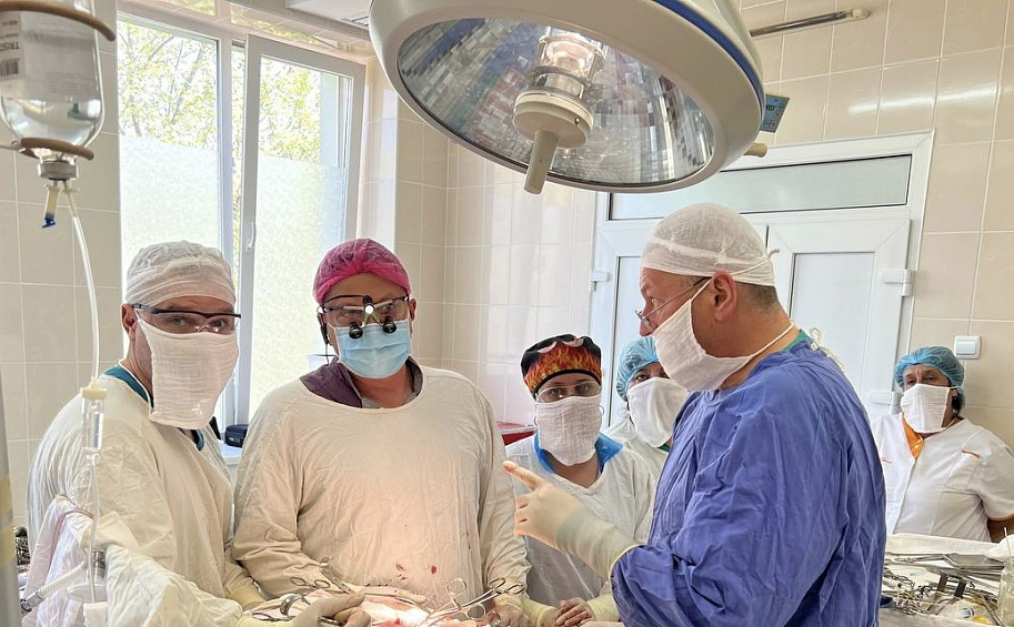 В обласній лікарні в Ужгороді вперше провели операцію з корекції тазового повнокрів’я