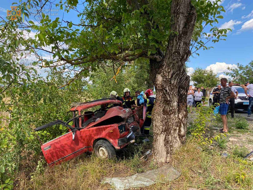 У зіткненні ВАЗа з деревом в Ізі водій загинув, а пасажира травмовано (ОФІЦІЙНО)