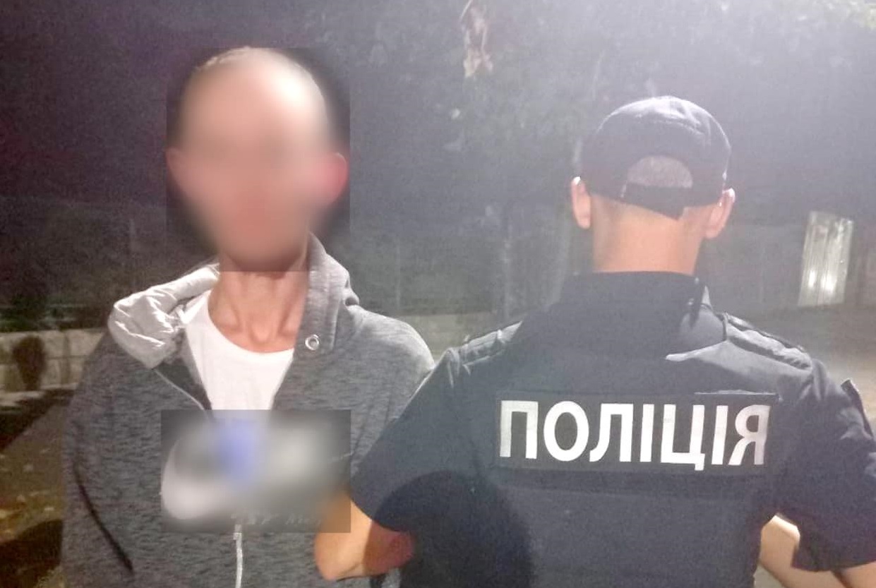 У Мукачеві патрульні виявили в підозрілого чоловіка наркотики (ФОТО)
